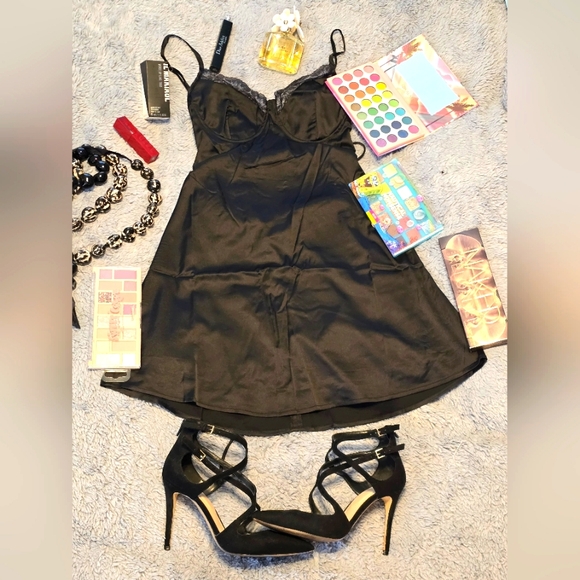 Beautiful satin dress with lace touch 🫠 size Medium - Picture 3 of 5